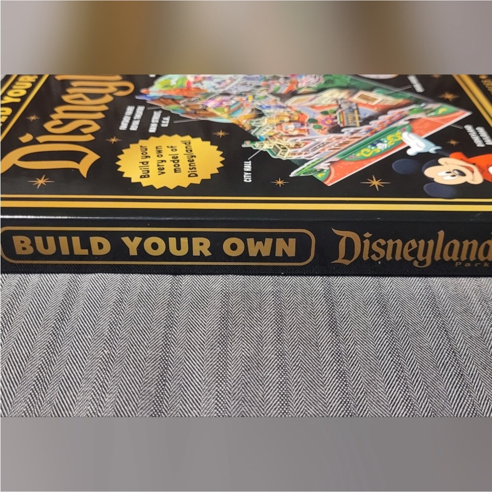 Disneyland Park Model Kit and book - Picture 5 of 6